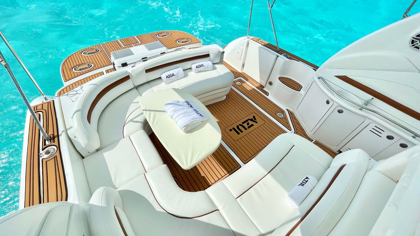 Forward deck of Azul Sea Ray 45
