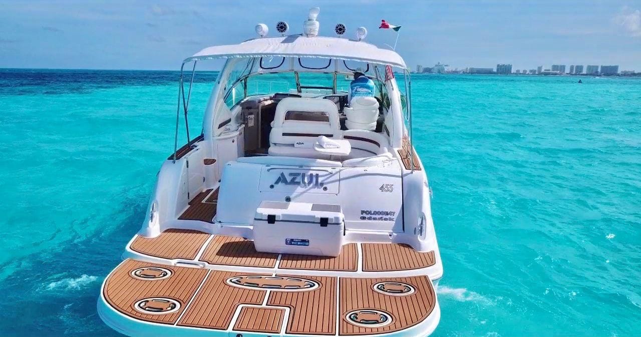 Interior salon of Azul Sea Ray 45