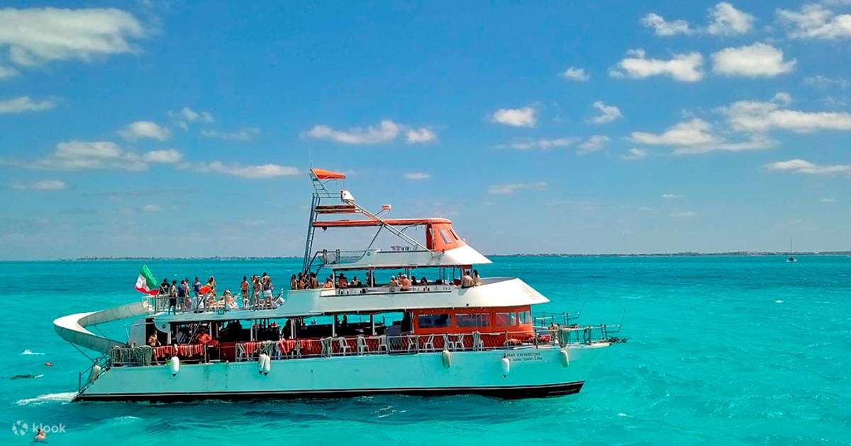 Dancer party catamaran cruising in Cancún
